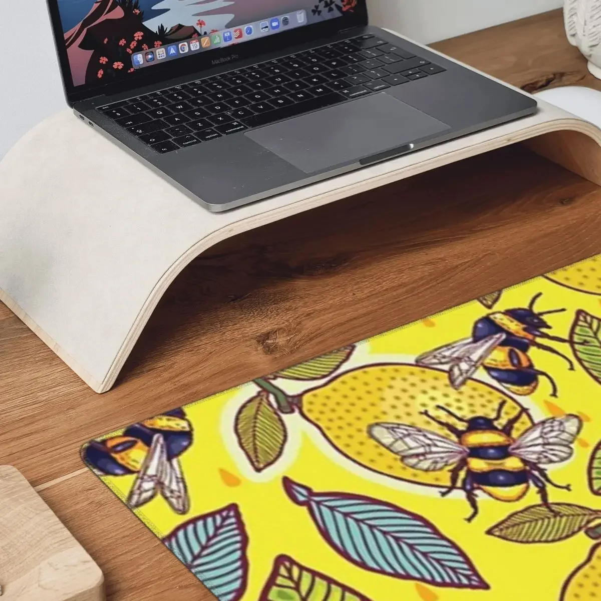 Yellow Lemon And Bee Garden La - مراجعة Yellow Laptop Accessories وسعره